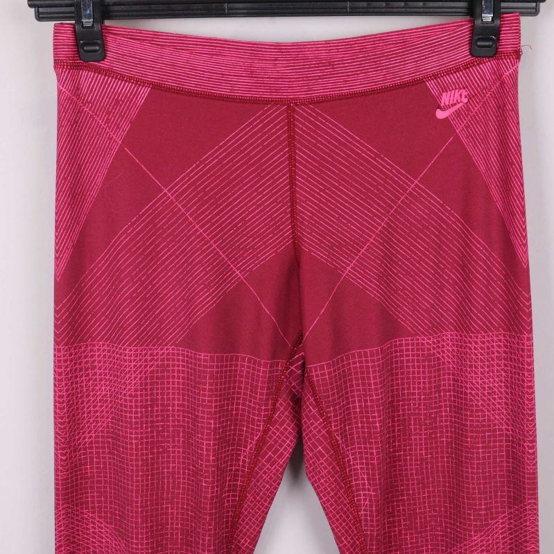 Övre delen av tights med synlig Nike-logga och midjeband