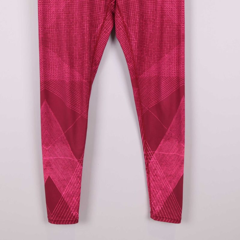 Nederdel av tights med tydligt grafiskt mönster