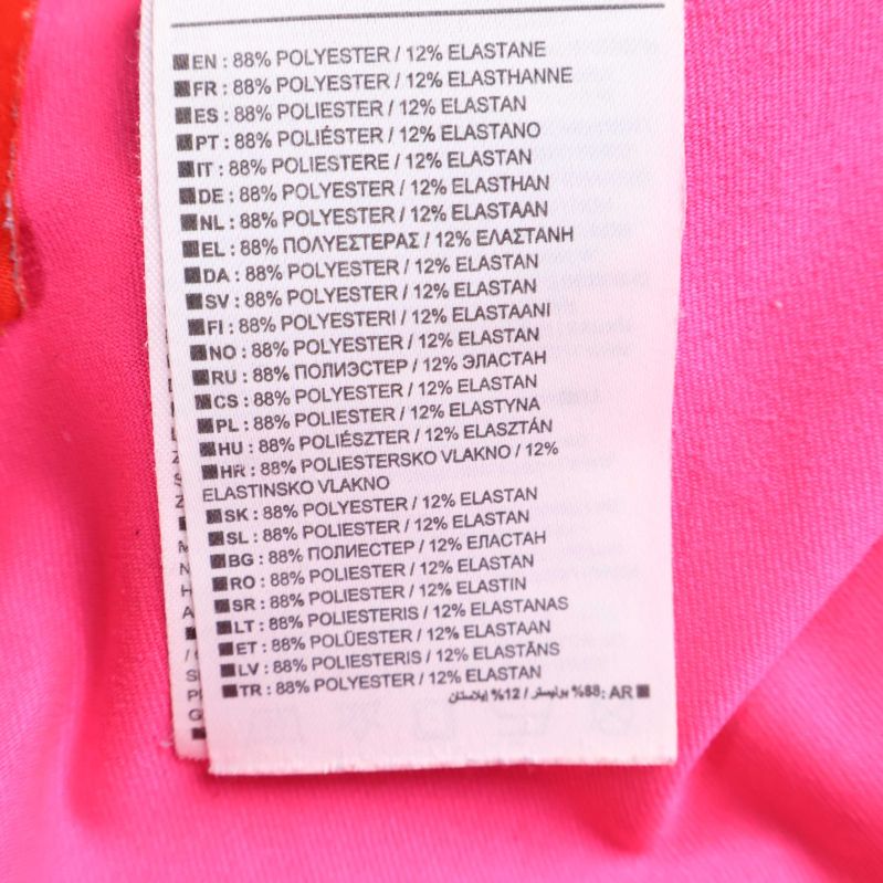 Materialetikett visar 88 procent polyester och 12 procent elastan