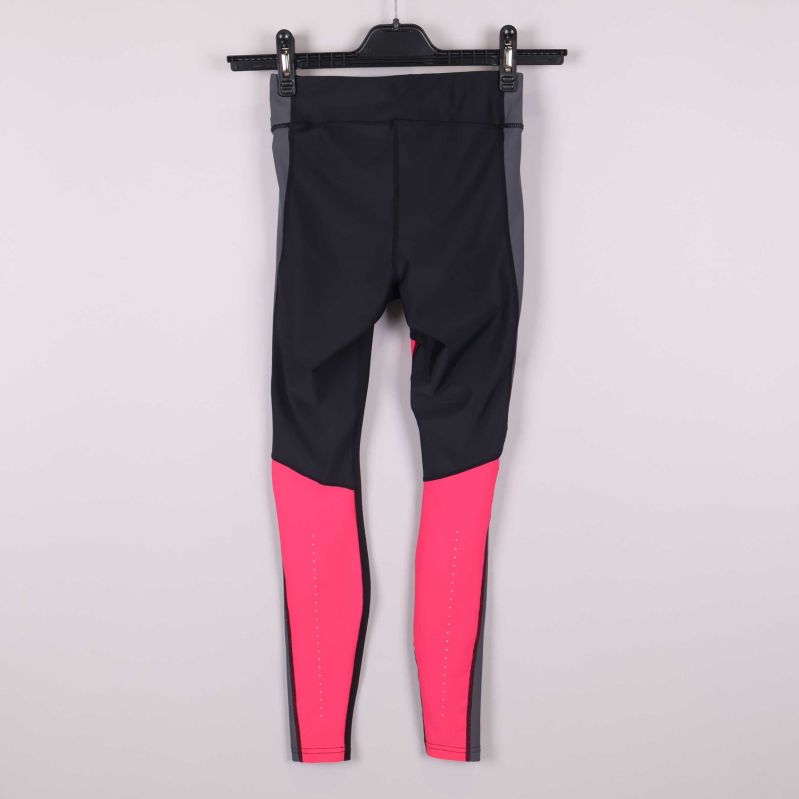 Baksida av tights och kontrastfärg