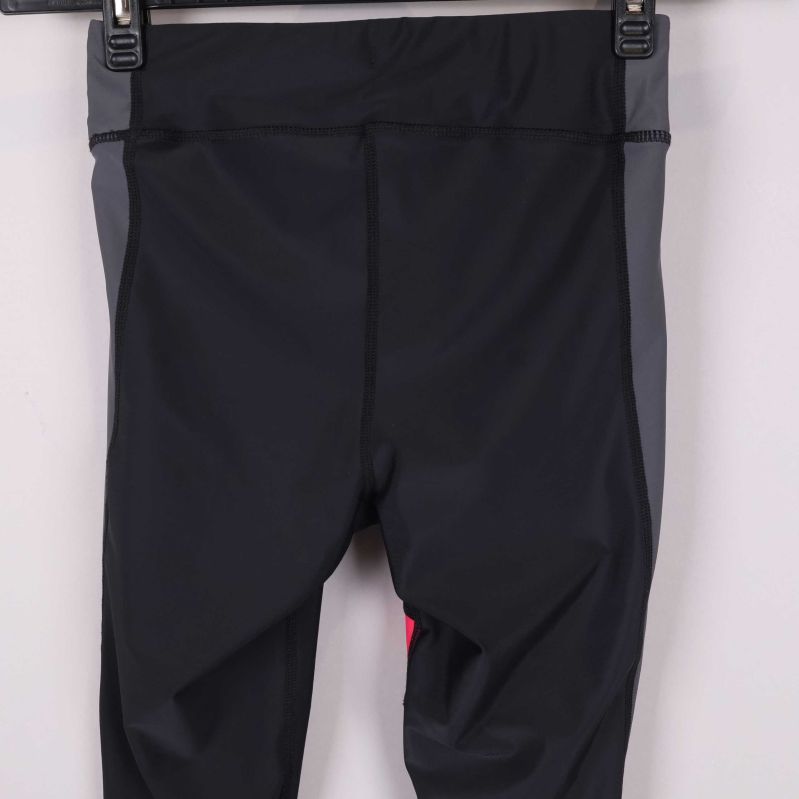 Materialetikett inuti tights