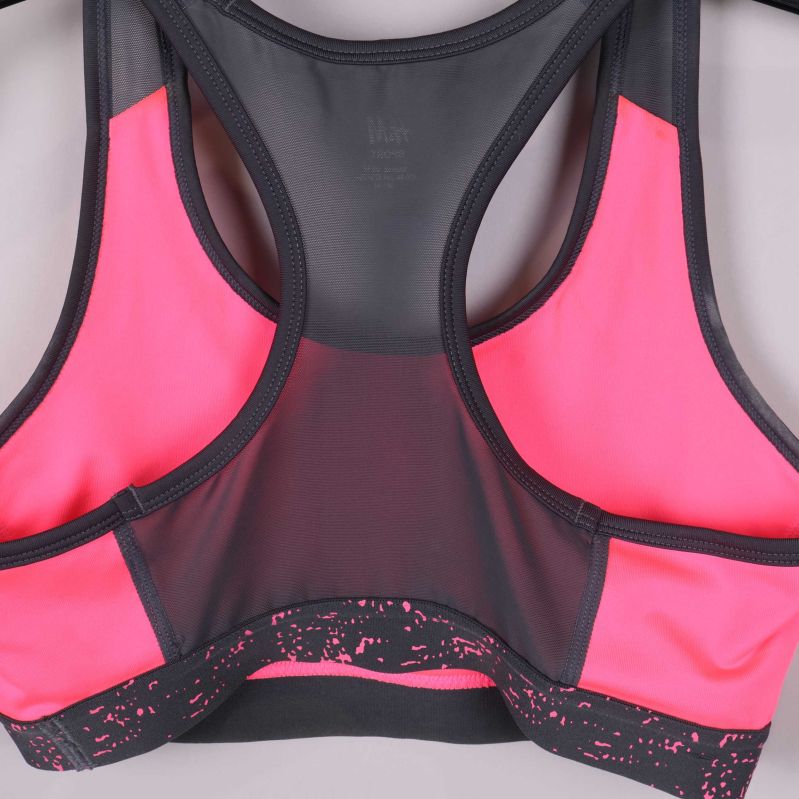 Detaljbild på logotyp och mesh