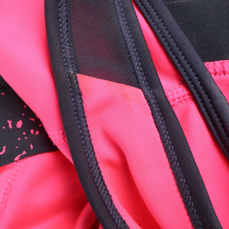 Detaljbild på sömmar och innersida