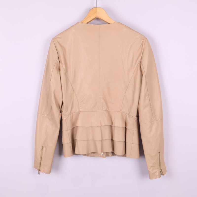 Volangdetalj baktill på jackan