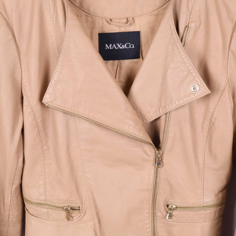 Sömdetaljer bak på jackan