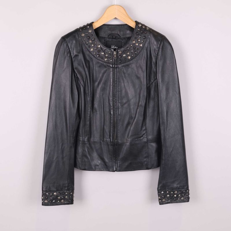 Skinnjacka med dekorativa nitar