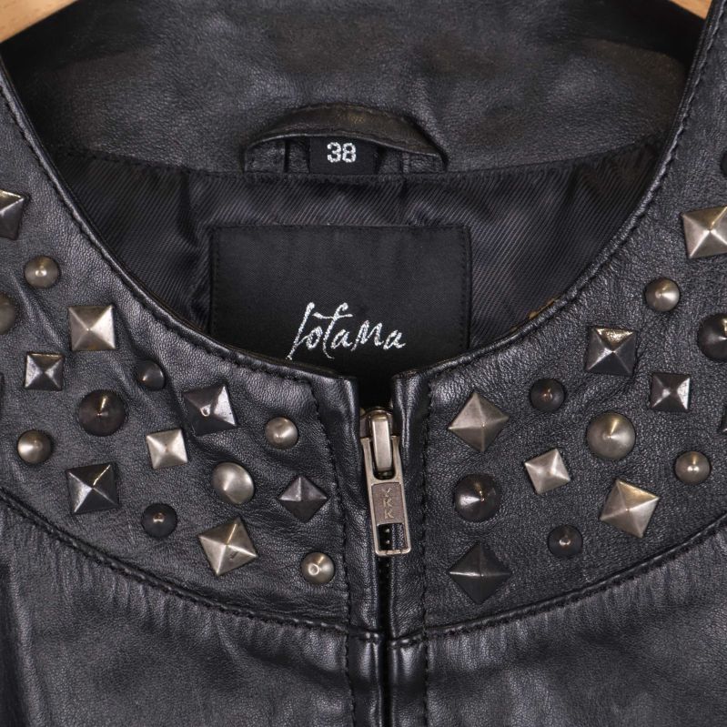 Detaljbild på nitar vid hals