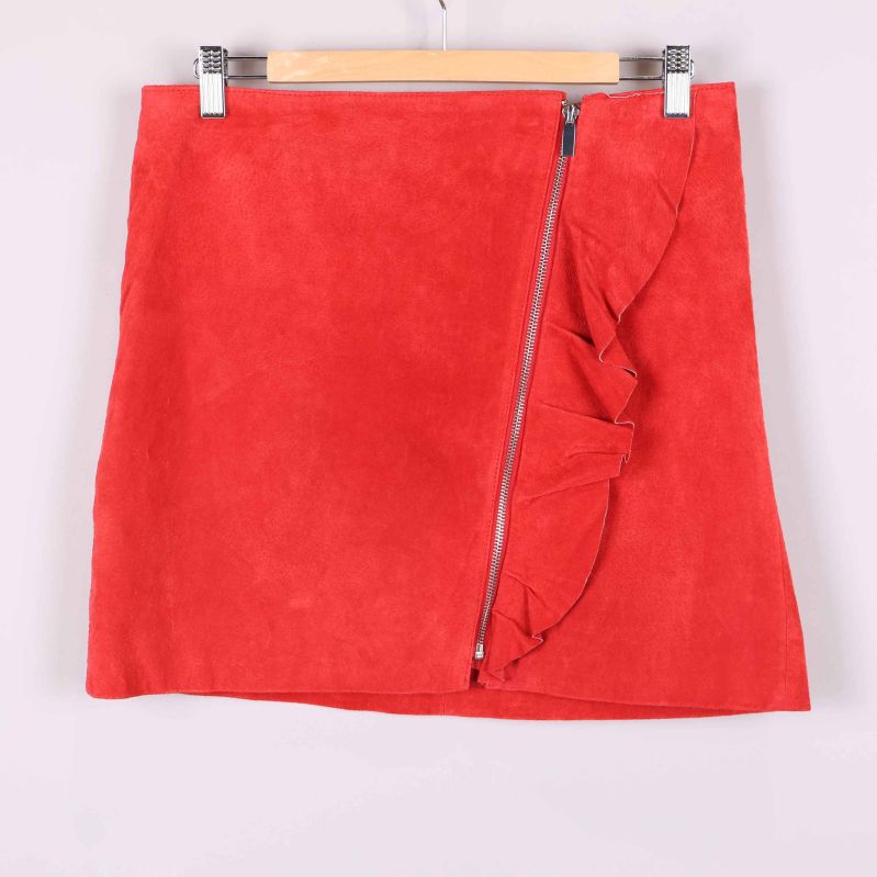 Framsida av kjol med volang