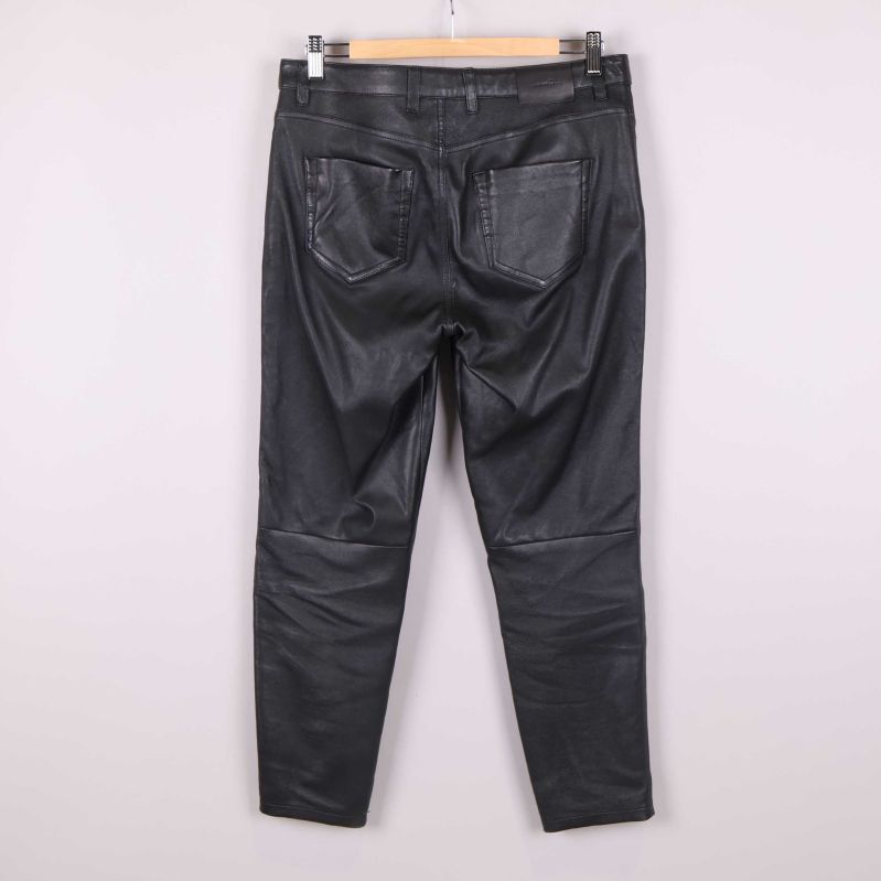 Baksida av byxor med fickor