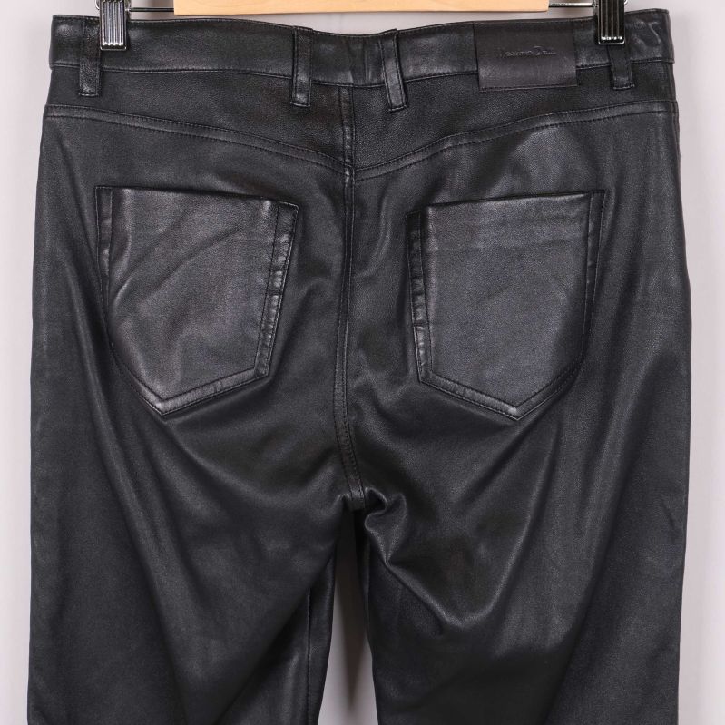 Detaljer på bakfickor och material