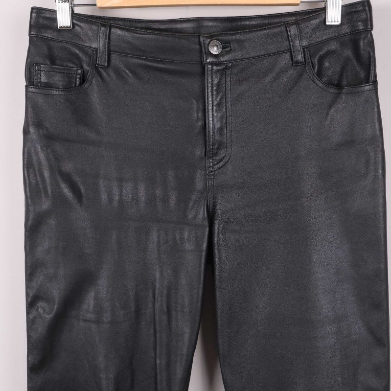 Knapp och midjedetaljer fram