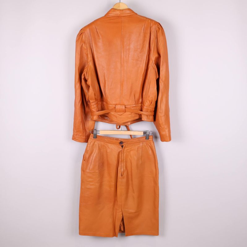 Dräktens baksida syns tydligt