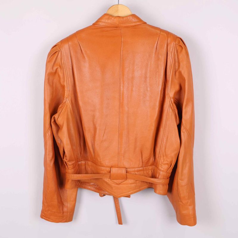 Kavajens ryggdel och skärp