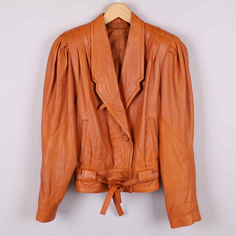 Kavaj med bred krage och skärp