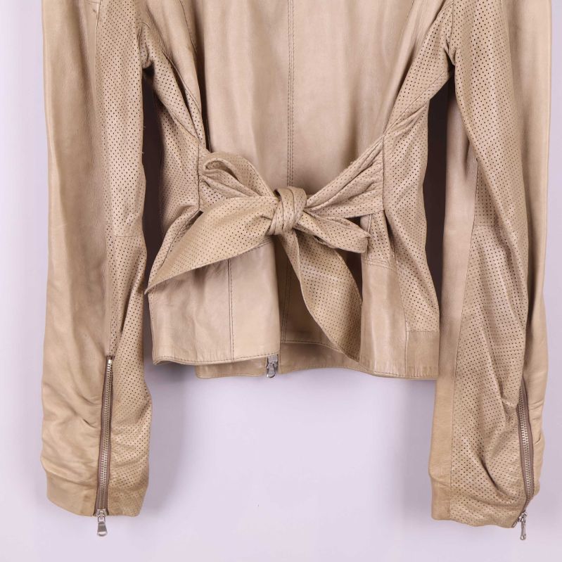 Knytband och bakre detaljer