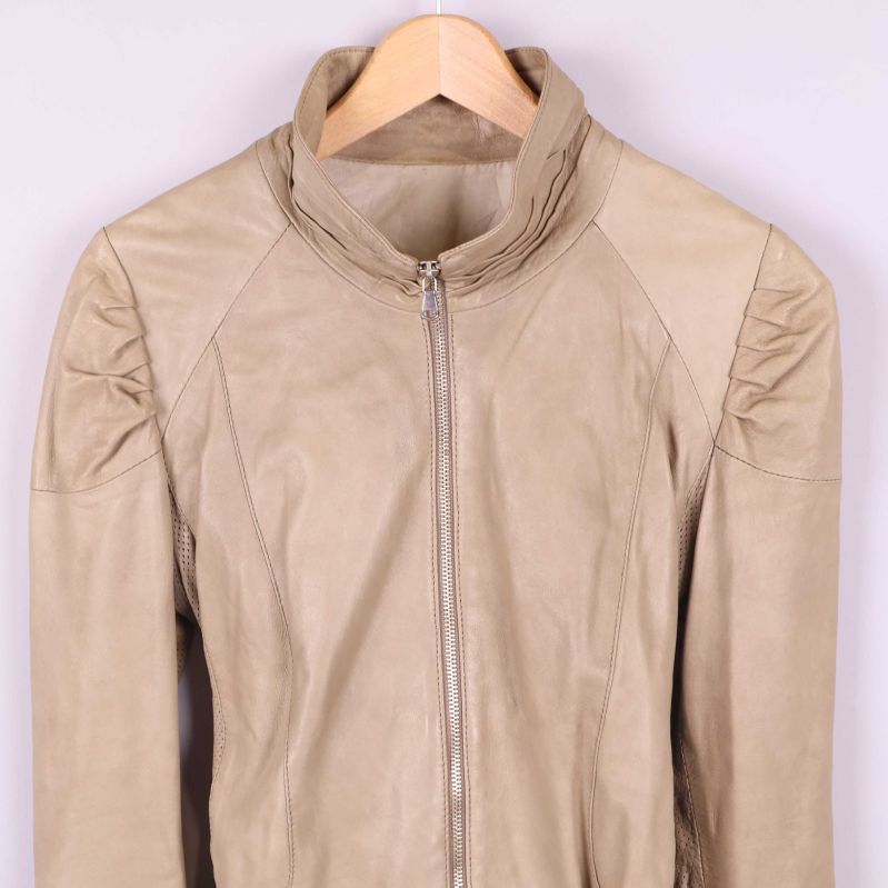 Detaljerad krage och axel