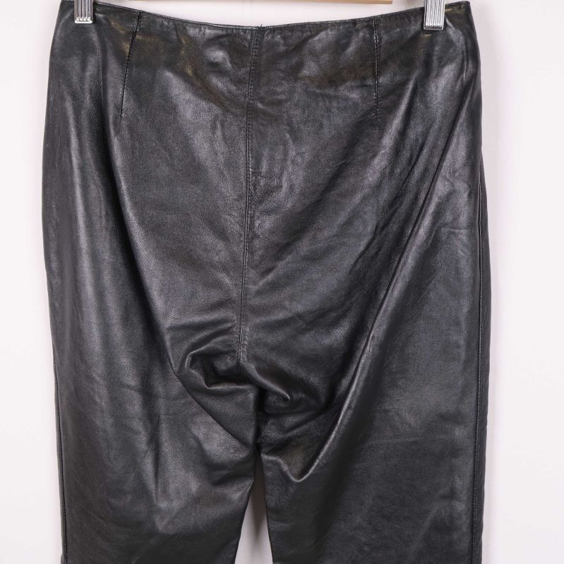 Detalj bakdel svarta byxor