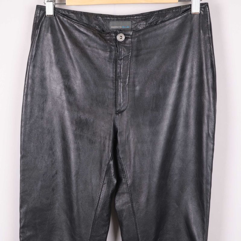 Detalj dragkedja och knapp framtill