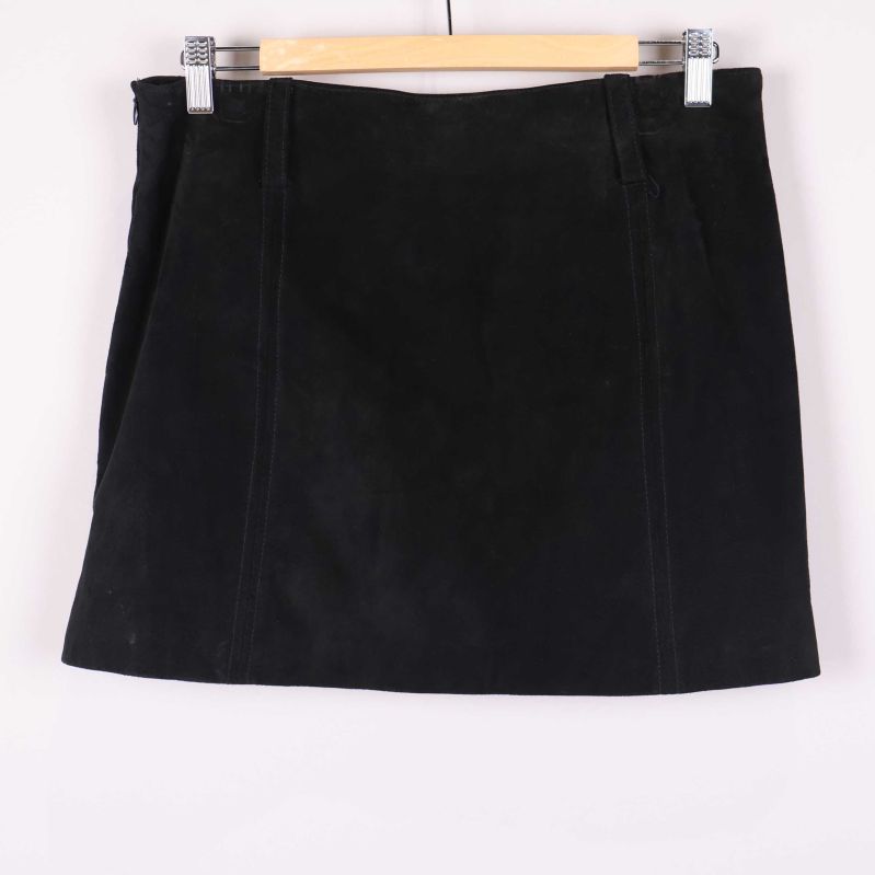 Kort svart kjol baksida