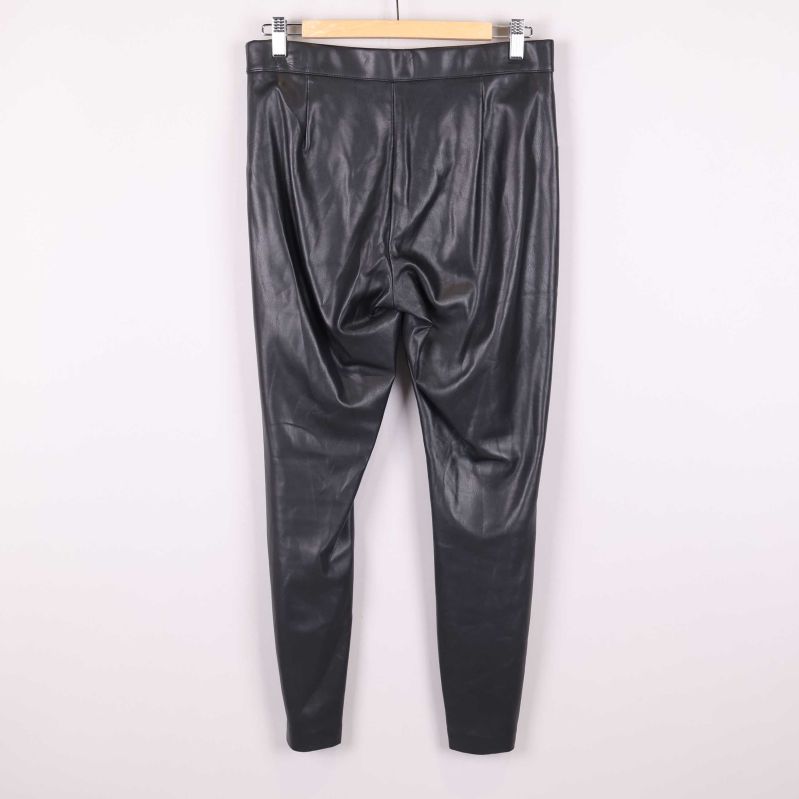 Baksida av svarta byxor