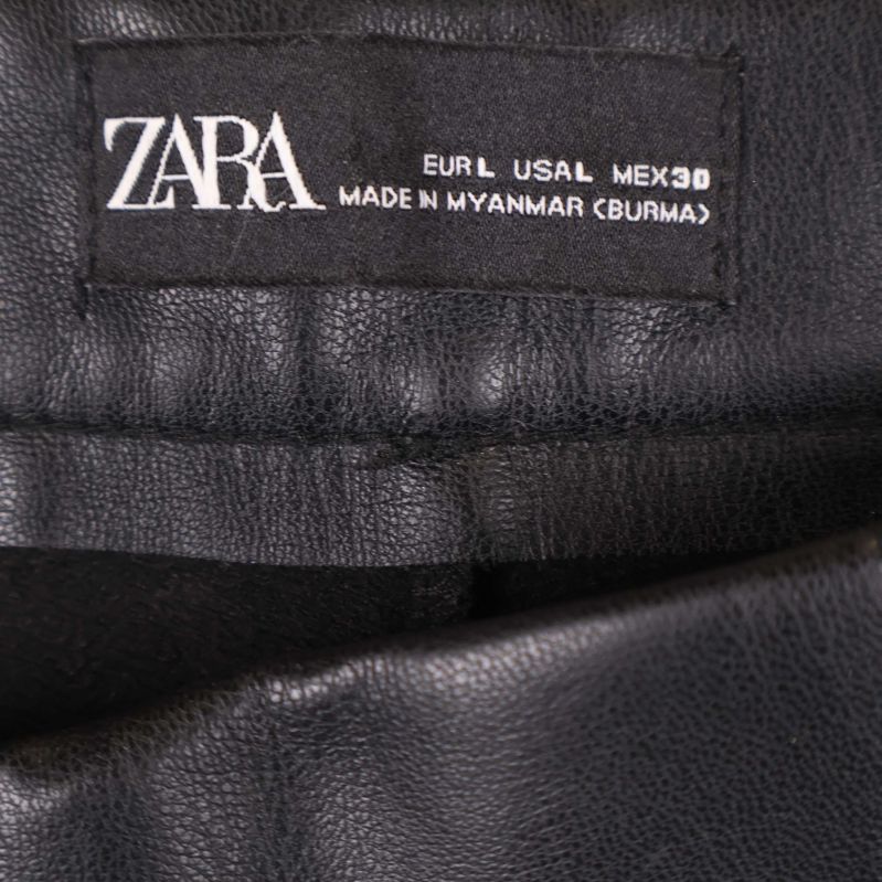 Benavslut på svarta byxor