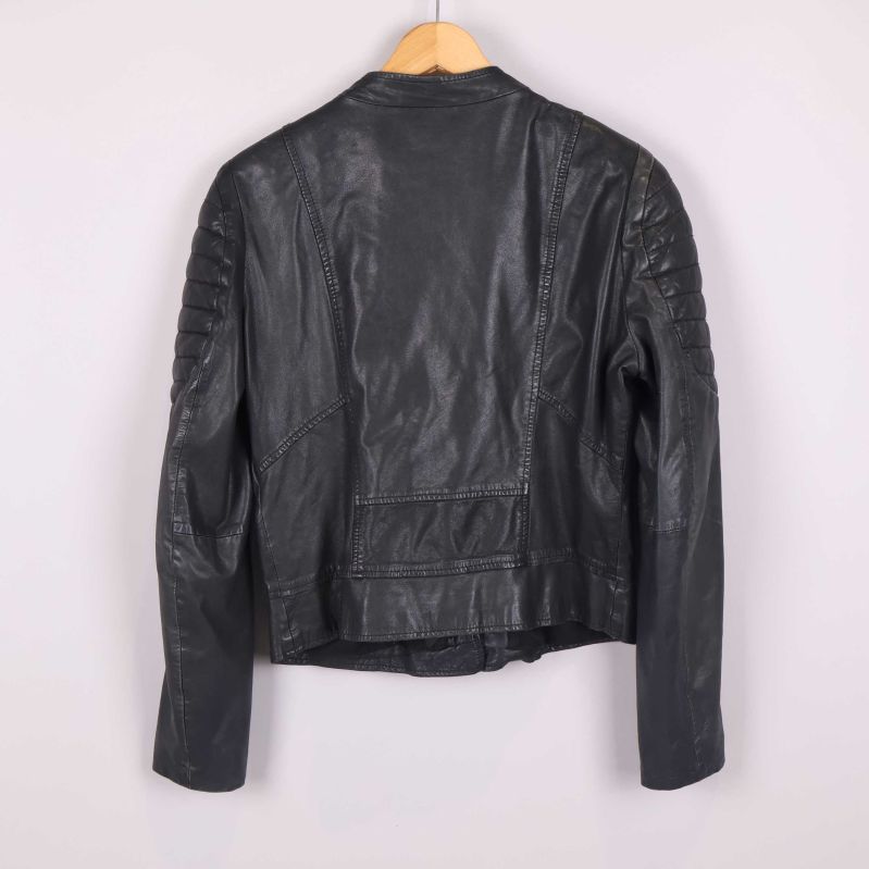 Quiltade partier bak och på ärmar