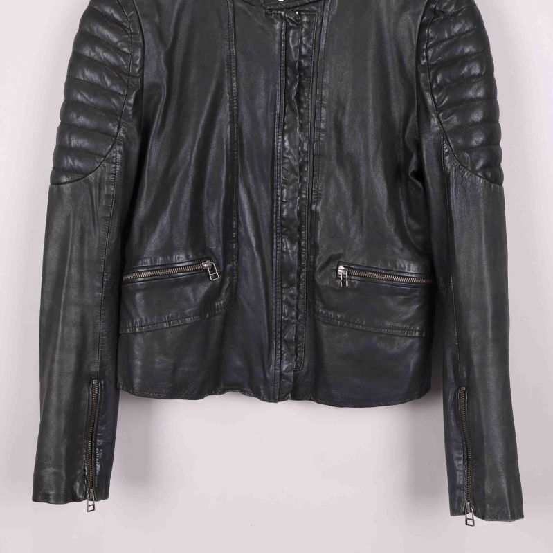 Närbild på axel- och bröstdetaljer