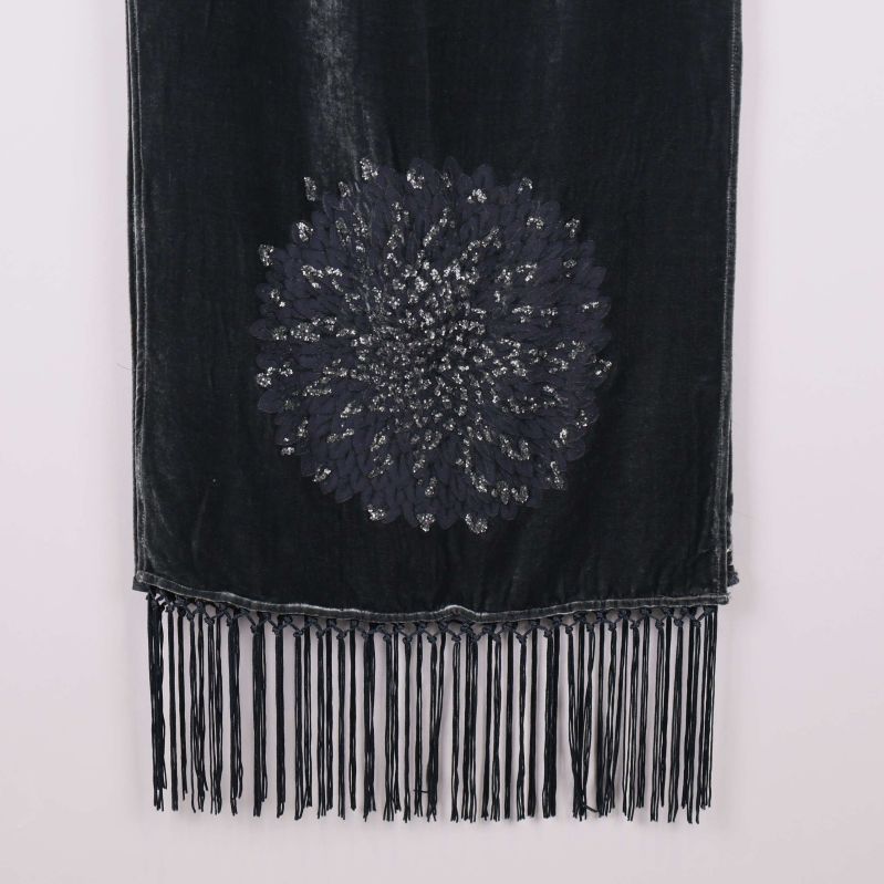 Nedre del av scarf med broderad dekoration och fransar