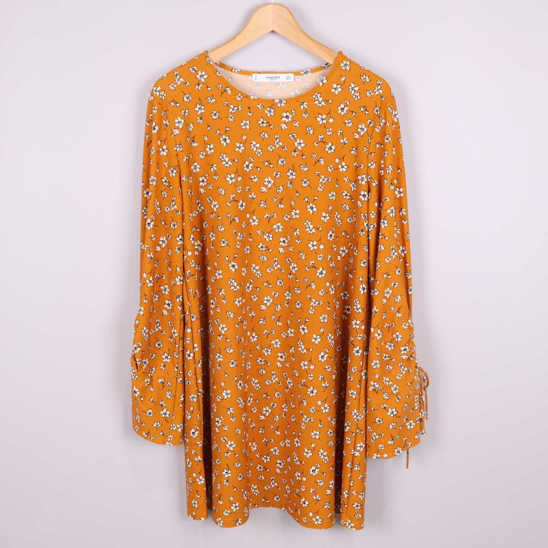 Helbild av blommig klänning