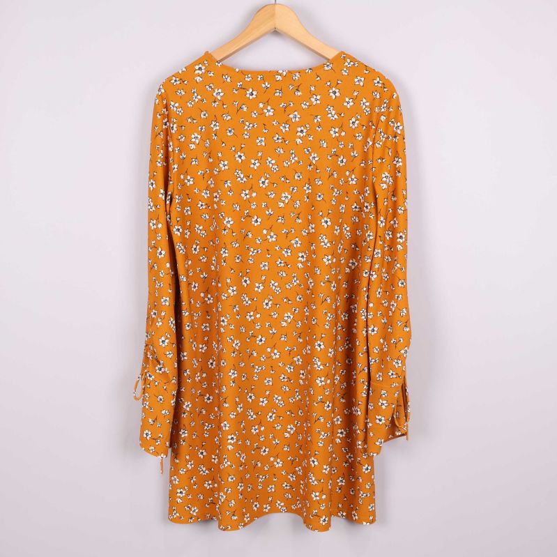 Baksida visar klänningens passform