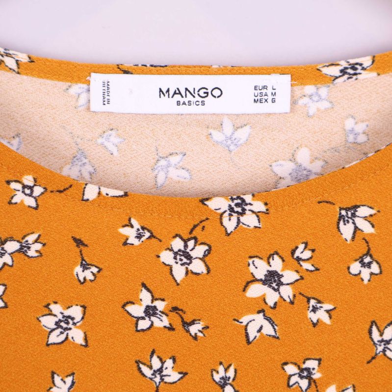 Rund hals och blommigt mönster