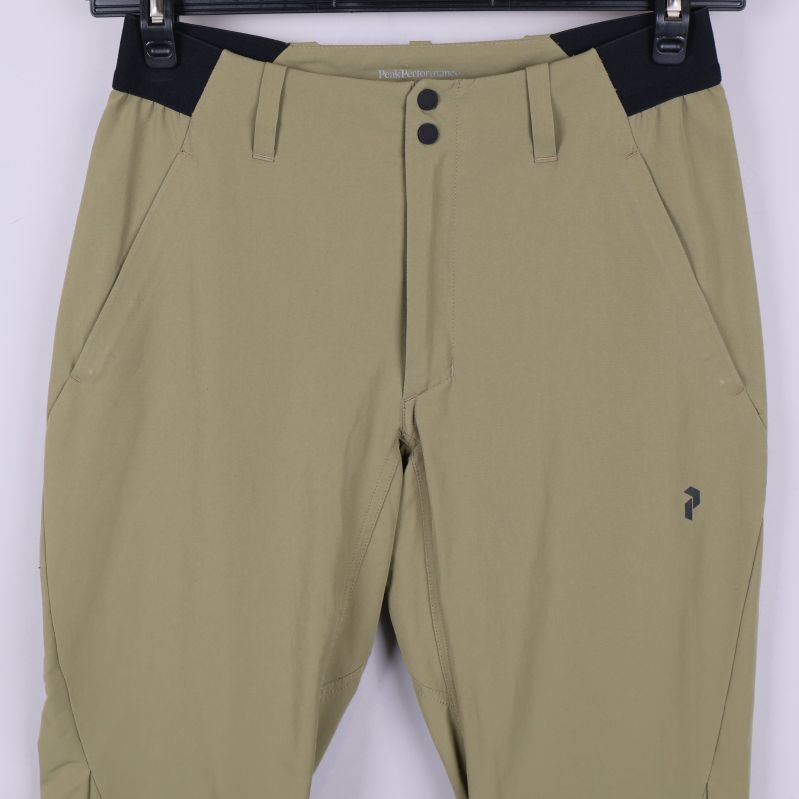 Framfickor och knappar i närbild på byxorna