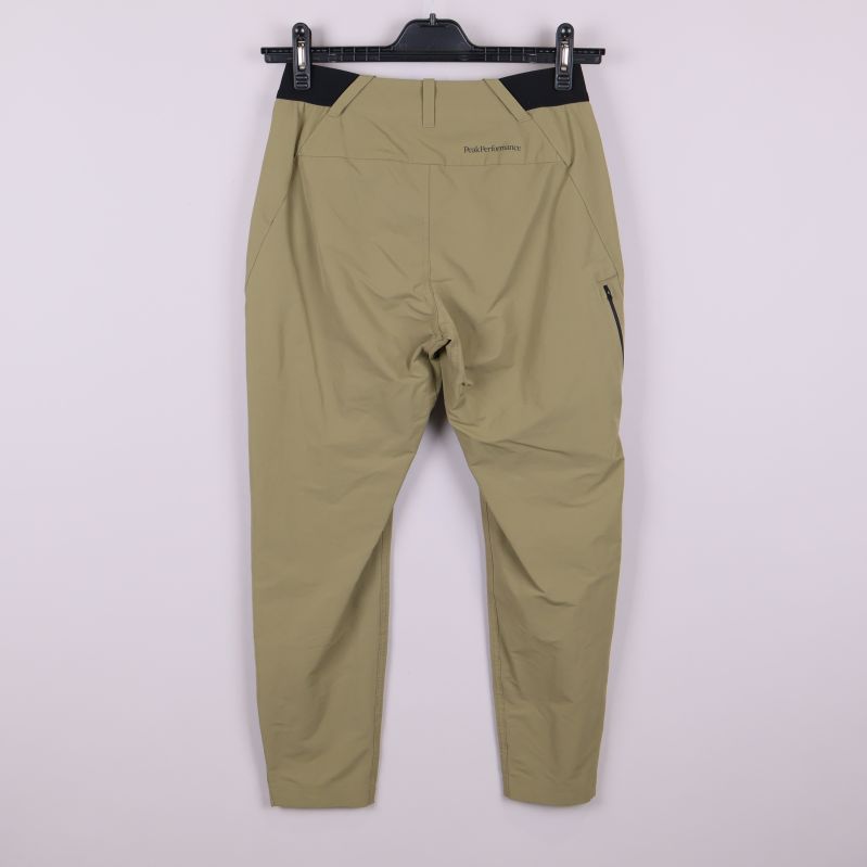 Khakifärgade byxor bakifrån och svarta detaljer vid midjan