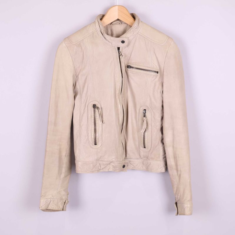 Framsida med dragkedjedetaljer