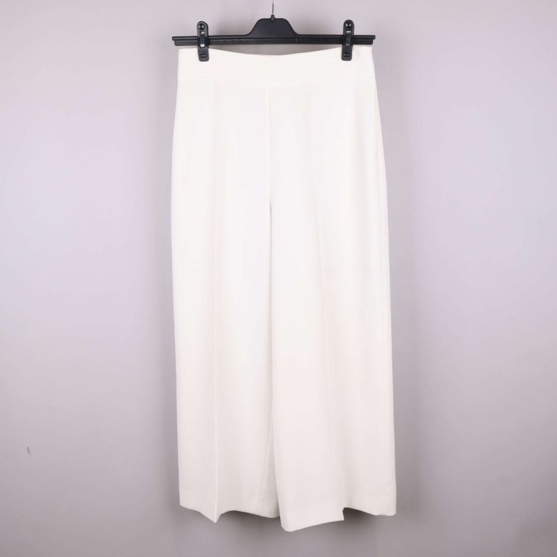 Vita byxor med vida ben