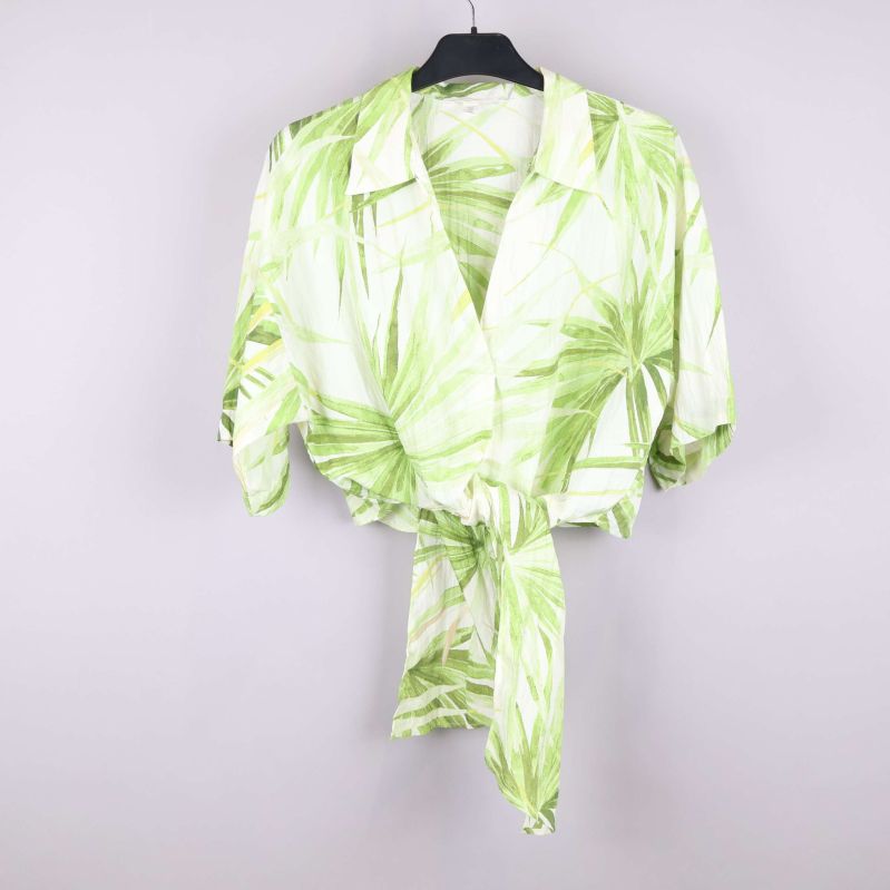 Framsida av mönstrad blus