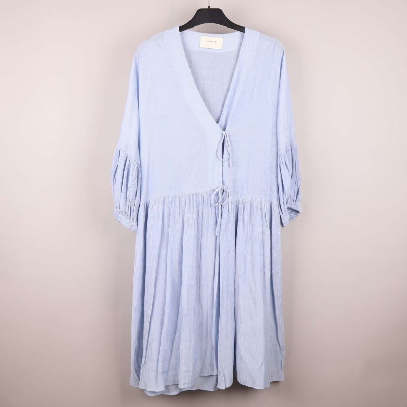 Charmig klänning med knytband