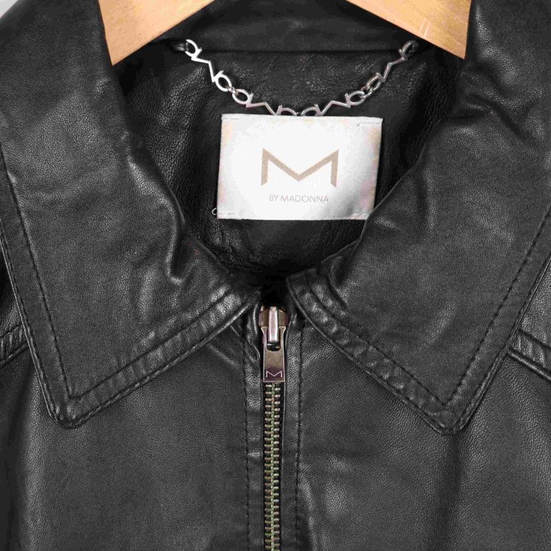 Detalj på krage och logga