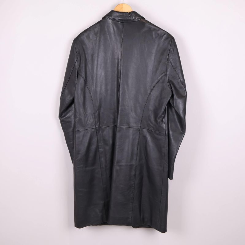 Lång skinnrock bakifrån