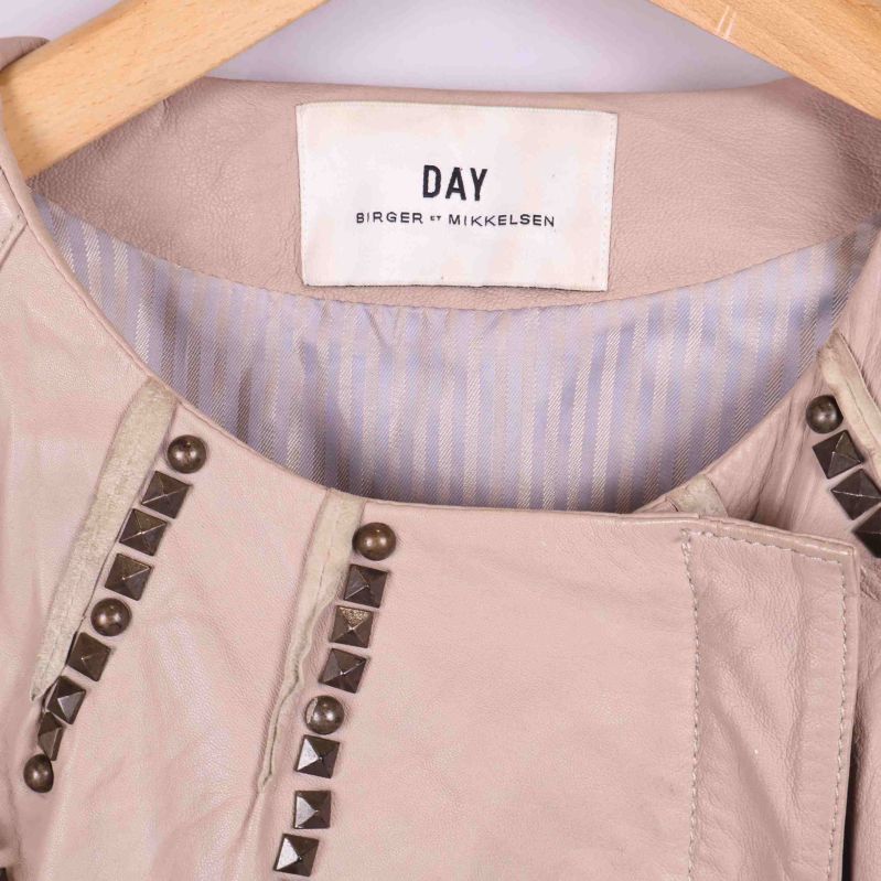 Tydlig varumärkesetikett i nacken