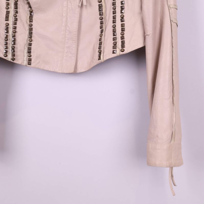 Nederkant med nitar fram