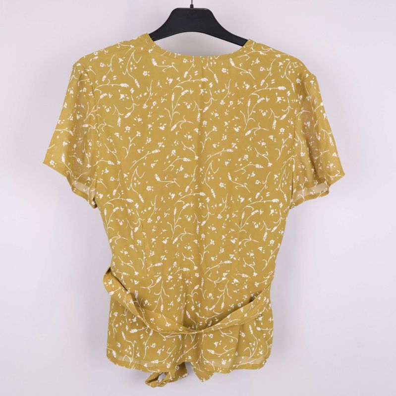 Baksidan av blommig blus