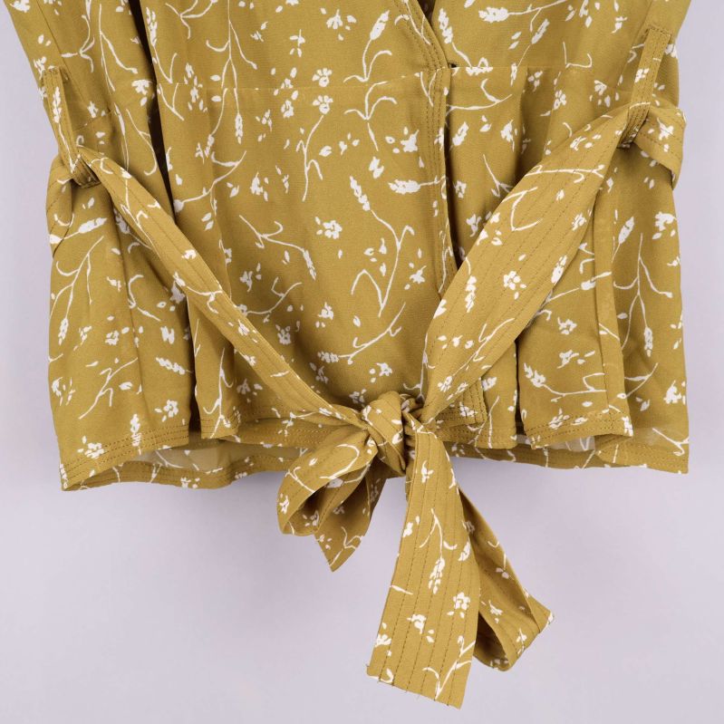 Praktiskt knytband framtill