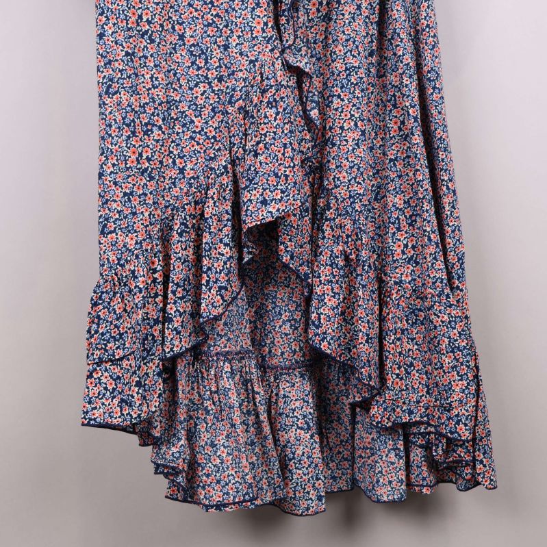 Volangdetaljer på klänning