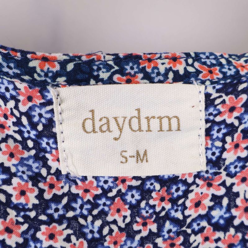 Märketikett på klänning