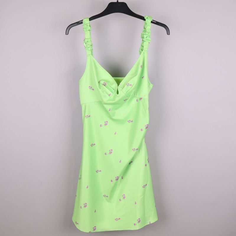 Framsida av klänning med blommor