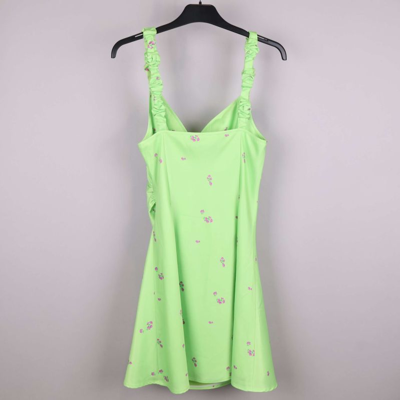 Baksida av klänning med blommor