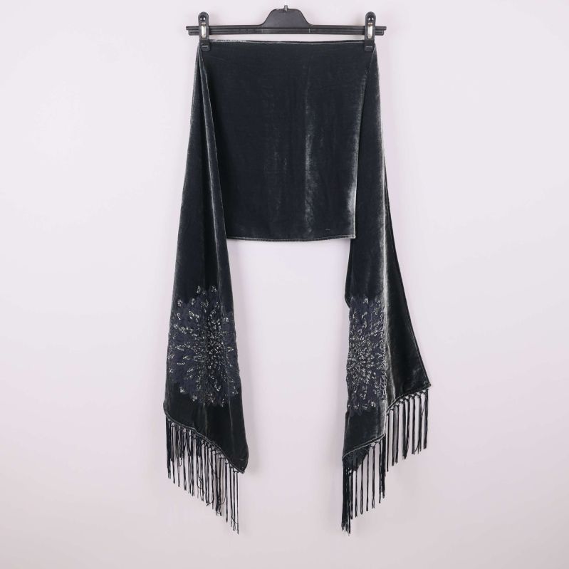 Svart scarf upphängd med broderade detaljer och fransar