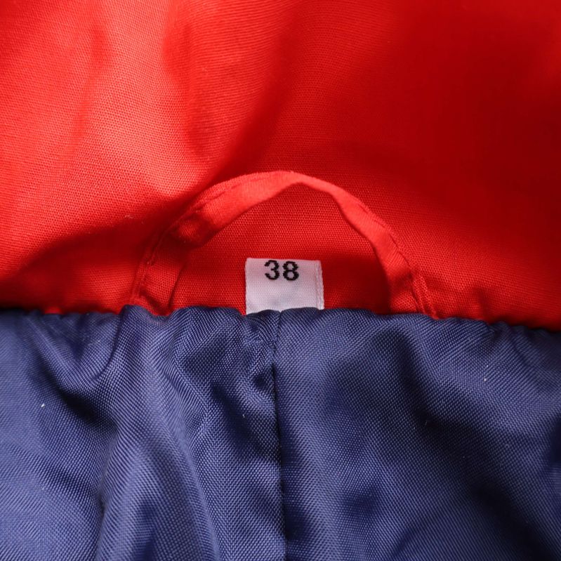 Storlekslapp med siffran 38 på blått innerfoder