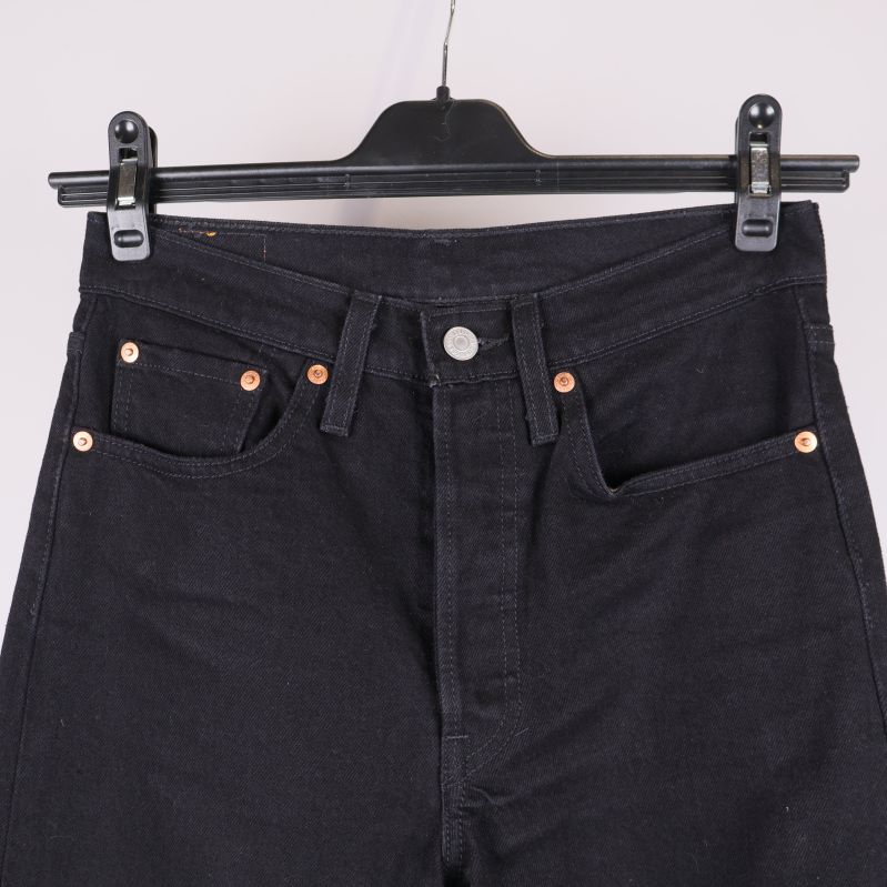 Närbild på jeansens midja och nitar framtill